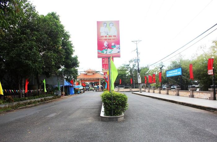 Khu cổng vào di tích lịch sử lưu niệm thời niên thiếu của Chủ tịch Tôn Đức Thắng tại ấp Mỹ An, xã Mỹ Hòa Hưng