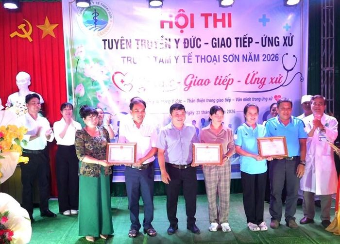 Trao giải cho các đội tham gia Hội thi