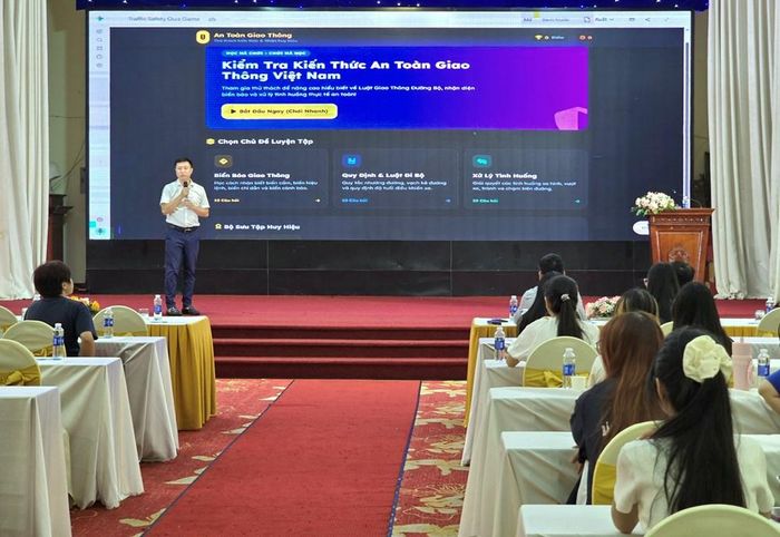 Nhà báo Nguyễn Hoàng Nhật, Phó Trưởng ban Nhân Dân điện tử, Báo Nhân Dân, trình bày chuyên đề về việc nâng cao chất lượng và hiệu quả thông tin, tuyên truyền về an toàn giao thông trên báo chí