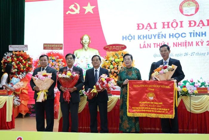 Hội Khuyến học tỉnh Quảng Ngãi nhận cờ thi đua xuất sắc của Trung ương Hội Khuyến học Việt Nam