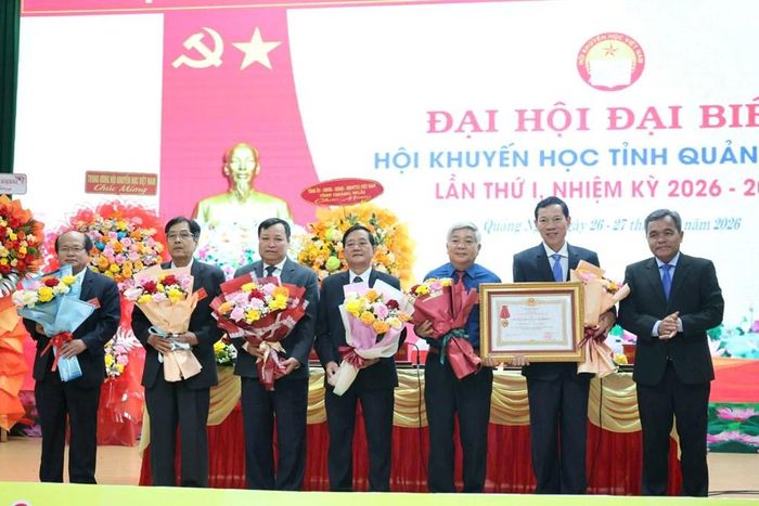 Bí thư Tỉnh ủy Hồ Văn Niên thừa ủy quyền Chủ tịch nước trao Huân chương Lao động hạng Ba cho Hội Khuyến học tỉnh Quảng Ngãi