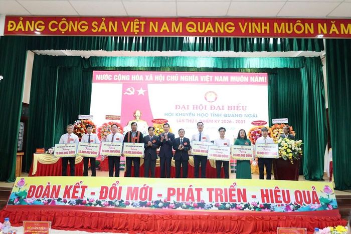 Quỹ Khuyến học Việt Nam trao học bổng hỗ trợ học sinh, sinh viên vùng biên giới khó khăn của tỉnh