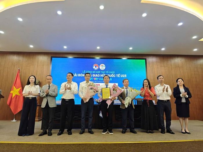 Đại diện các đơn vị tổ chức chụp ảnh lưu niệm tại buổi lễ