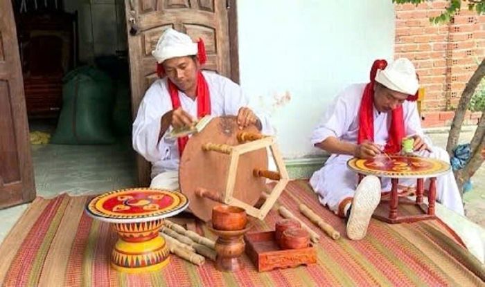 Các chức sắc Chăm trang trí và hoàn thiện mâm gỗ