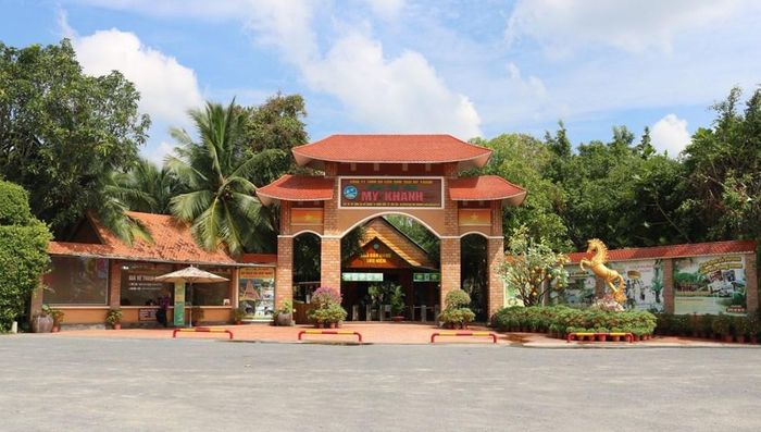 Làng du lịch Mỹ Khánh nằm trên tuyến đường từ Mỹ Khánh đi Phong Điền