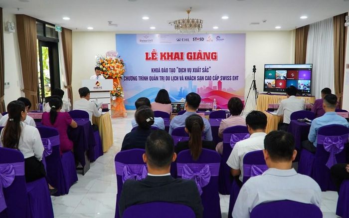 Lễ khai giảng khóa đào tạo "Dịch vụ xuất sắc". Ảnh: S.Thùy