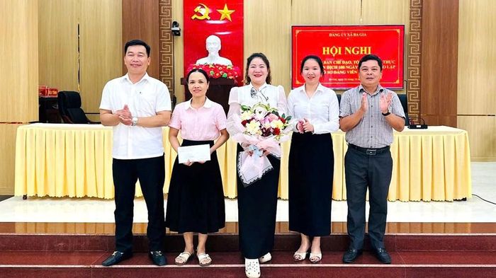 Đảng ủy xã Ba Gia khen thưởng các tập thể, cá nhân có thành tích xuất sắc trong thực hiện Chiến dịch 100 ngày số hóa hồ sơ đảng viên. Ảnh: Thiên Bảo