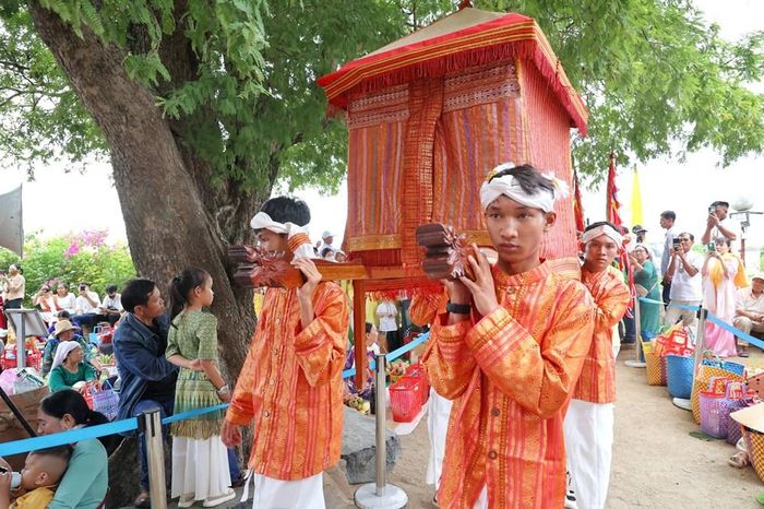 Kiệu rước y trang lên tháp Pô Klong Garai