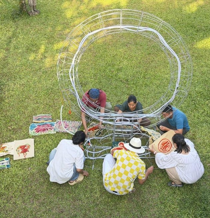 Các nghệ sĩ thực hiện kỹ thuật chế tác dòng đèn lồng lễ hội Neputa trong không gian sáng tạo Làng Củi Lũ Hội An