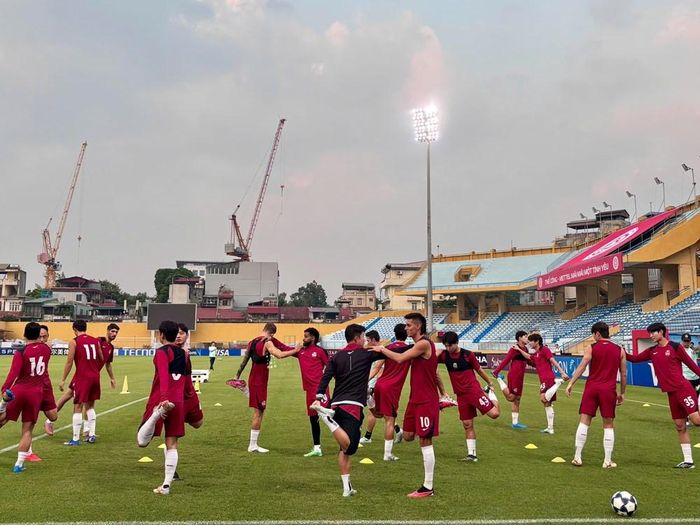 Các cầu thủ FC Seoul tập luyện trên sân Hàng Đẫy chiều 27.10