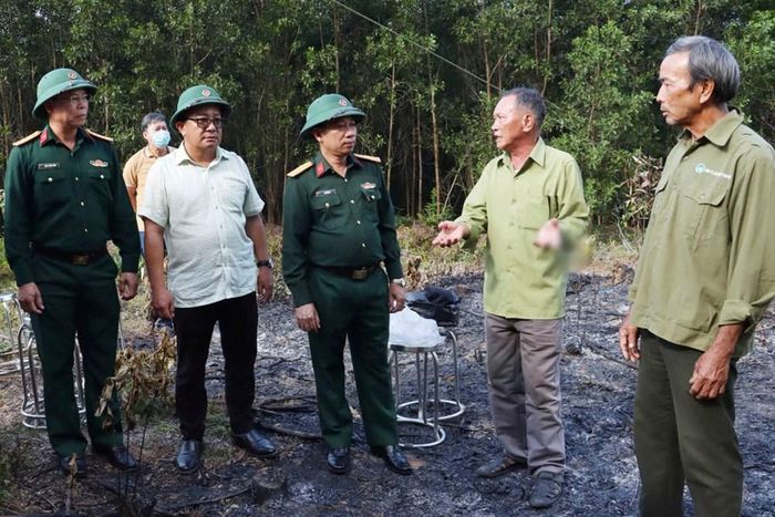 Đại tá Hà Văn Ái - Phó Chính ủy Bộ Chỉ huy Quân sự TP. Huế và đại diện lãnh đạo xã Lộc An nắm thông tin từ các nhân chứng tại địa phương. Ảnh: L.Sáu