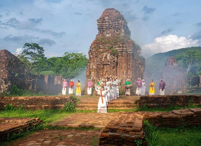 Chương trình nghệ thuật “Âm vang Mỹ Sơn” được biểu diễn định kỳ với khung giờ 9h00 và 14h45 vào ngày 15 dương lịch hàng tháng