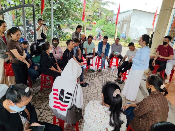 Đại diện cơ sở bánh mì Bà Được làm việc, chi trả tiền cho những người bị ngộ độc thực phẩm sau khi ăn bánh mì