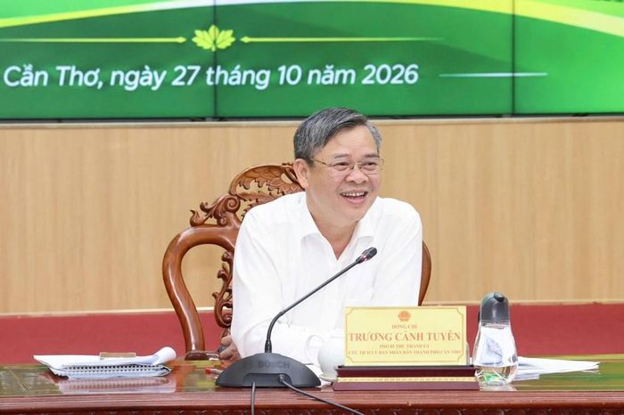 Chủ tịch UBND TP. Cần Thơ Trương Cảnh Tuyên trao đổi với các doanh nghiệp tại Hội nghị vào chiều 27.10. Ảnh: Trung Phạm
