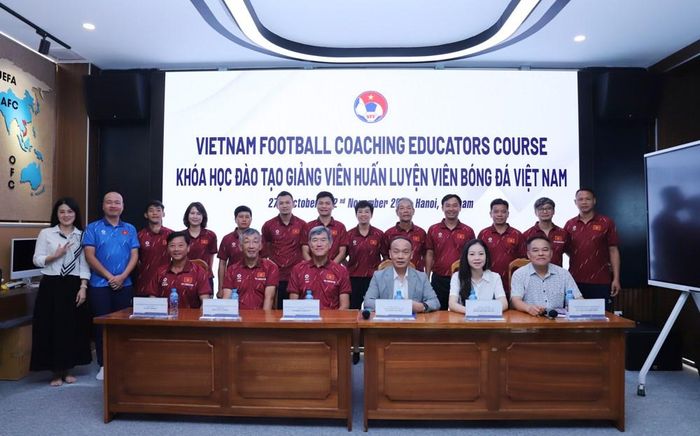 Các đại biểu và học viên chụp ảnh lưu niệm tại lễ khai mạc Khóa đào tạo giảng viên huấn luyện viên bóng đá Việt Nam