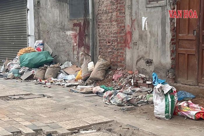 Ghi nhận tại tuyến đường Đê La Thanh giao Nguyễn Chí Thanh còn nhiều rác thải