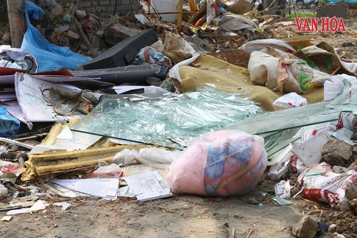 Mảnh kính vỡ có thể gây nguy hiểm cho người tham gia giao thông