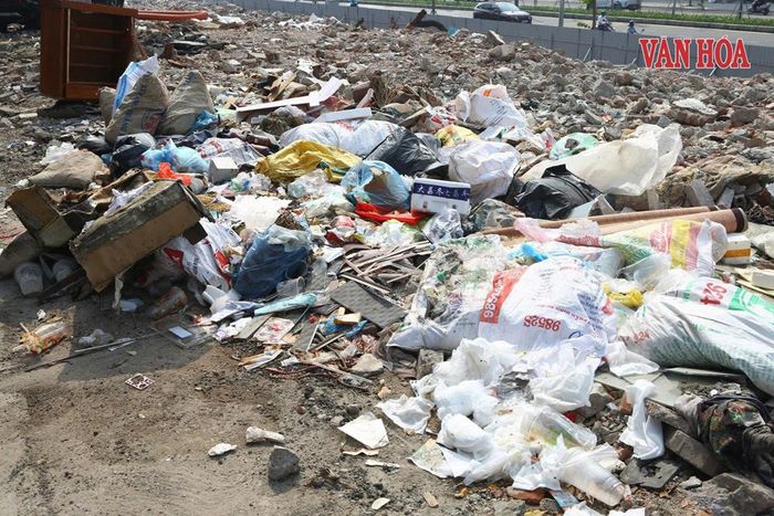 Rác thải sinh hoạt chất đống ở gần khu vực đang thi công