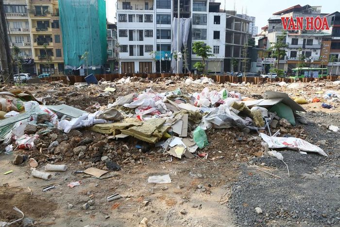 Rác thải sinh hoạt chất đống ở gần khu vực đang thi công