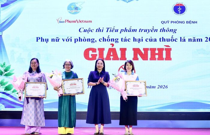 Bà Trần Khánh Thu, Giám đốc Quỹ Phòng bệnh trao giải Nhì cho các đội