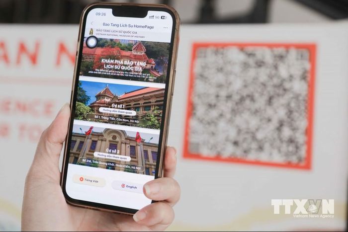 Quét mã QR để tra cứu thông tin tại Bảo tàng Lịch sử quốc gia. Ảnh: Phan Phương