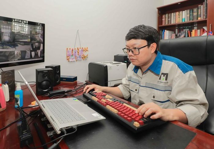 Nhân viên Bảo tàng Hà Nội đang thiết kế mô hình trưng bày 3D di tích khảo cổ học -Vườn Chuối, ứng dụng công nghệ số nhằm tái hiện không gian di tích. Ảnh: Phan Phương