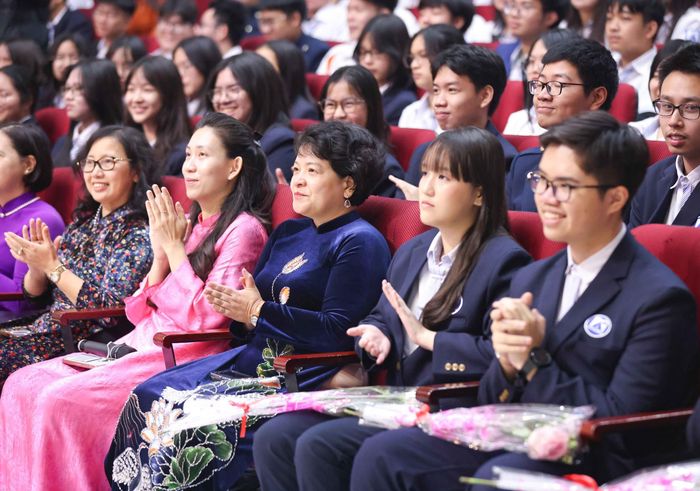 Dàn nhạc giao hưởng Mặt trời giao lưu cùng học sinh Trường THPT chuyên Hà Nội – Amsterdam góp phần làm phong phú các hoạt động ngoại khóa, trải nghiệm thú vị về văn hóa, nghệ thuật của học sinh nhà trường