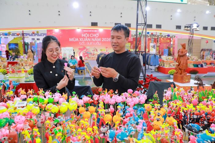 Tái hiện không gian "Tết sum vầy" trong không gian trưng bày của Thành phố Hà Nội tại Hội chợ Mùa Xuân 2026
