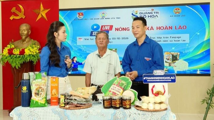 Ông Dương Đình Lập (giữa), hộ nuôi ong tại xã Hoàn Lão, tỉnh Quảng Trị, tham gia phiên livestream giới thiệu, quảng bá sản phẩm mật ong OCOP của gia đình với sự hỗ trợ của đoàn viên, thanh niên địa phương. Ảnh: Tá Chuyên – TTXVN