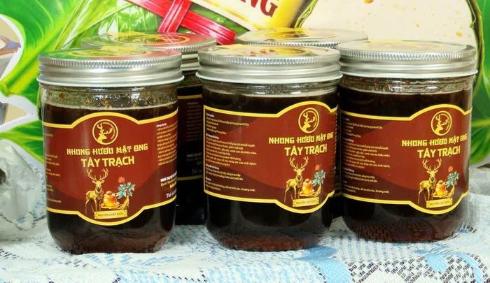 Sản phẩm nhung hươu mật ong Tây Trạch của anh Hoàng Ngọc Sỹ, xã Hoàn Lão, tỉnh Quảng Trị, được giới thiệu, quảng bá và hỗ trợ tiêu thụ thông qua các phiên livestream bán hàng trên nền tảng số. Ảnh: Tá Chuyên – TTXVN