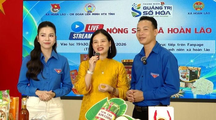 Đại diện chính quyền xã Hoàn Lão cùng đoàn viên, thanh niên tham gia phiên livestream quảng bá, giới thiệu và hỗ trợ tiêu thụ các sản phẩm nông sản địa phương trên nền tảng số. Ảnh: Tá Chuyên – TTXVN