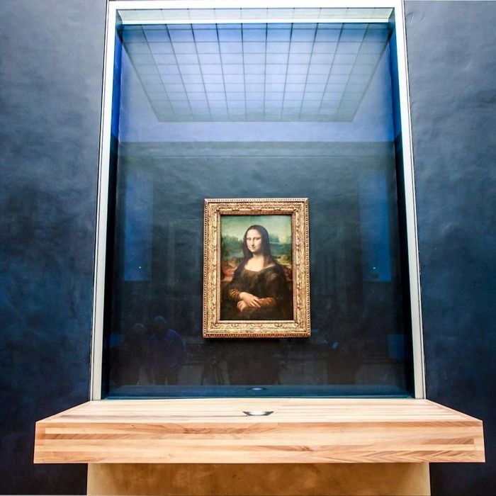 Bức Mona Lisa được trưng bày tại phòng Salle des États của Bảo tàng Louvre, Paris (Pháp). Tác phẩm được bảo vệ trong tủ kính kiểm soát điều kiện môi trường nhằm hạn chế những tác động có thể làm hư hại bề mặt tranh