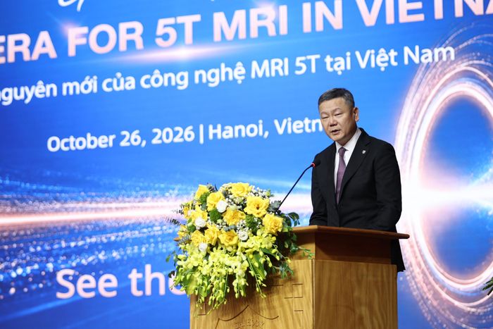 Ông Hong Miao, Phó Chủ tịch Cấp cao United Imaging Healthcare chia sẻ sự hợp tác với BV Đại học Y Hà Nội.