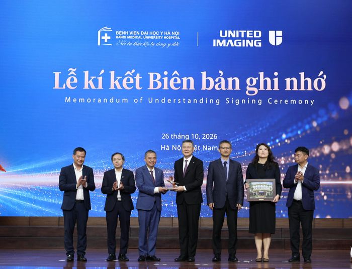 PGS.TS Nguyễn Lân Hiếu - Giám đốc Bệnh viện Đại học Y Hà Nội và các đối tác ký kết Biên bản ghi nhớ. 