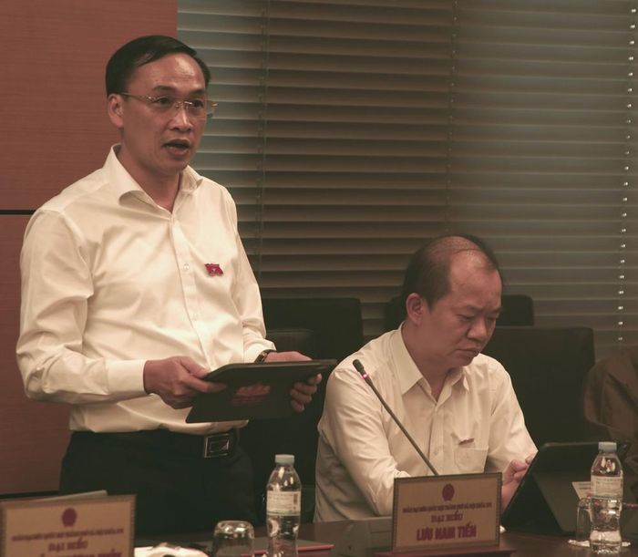 Đại biểu quốc hội Lưu Nam Tiến (trái) trong phiên thảo luận tổ về dự án Luật Phát triển công nghiệp văn hóa