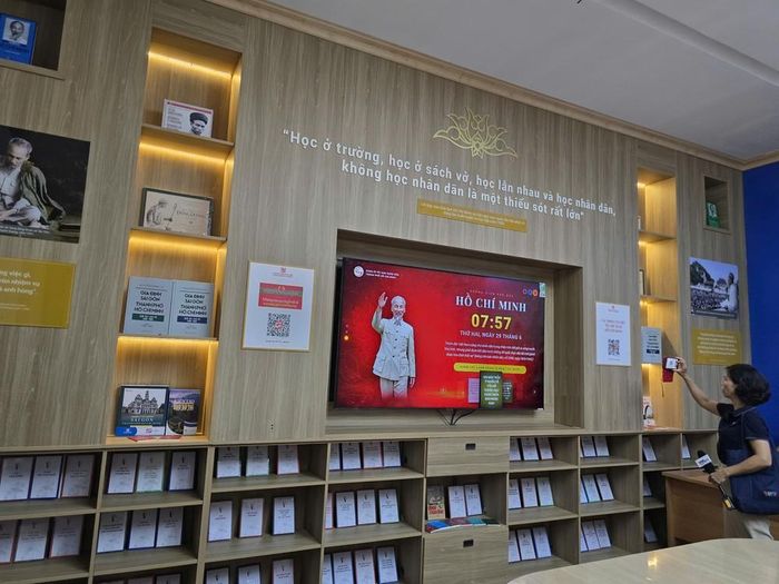 NXB Tổng hợp TP.HCM và Hotel Grand Saigon cùng nhau phát triển Không gian văn hóa Hồ Chí Minh tại Hotel Grand Saigon, du khách có thể khám phá thêm về Sài Gòn - TP.HCM trong thời gian lưu trú và khách sạn cũng mở ra cho sách những cơ hội tiếp cận độc giả mới. Ảnh: QM