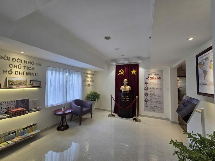 Không gian văn hóa Hồ Chí Minh đặt tại Đảng ủy Ủy ban nhân dân TP.HCM. Ảnh: QM
