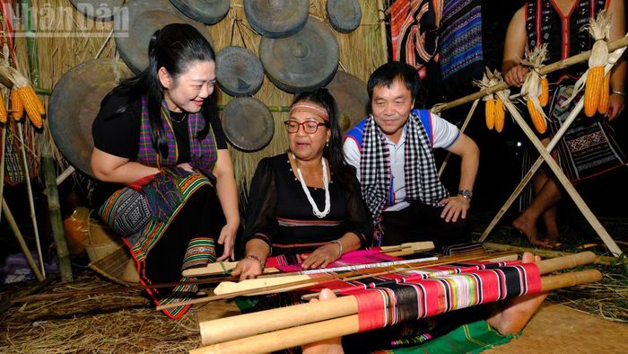 Du khách trải nghiệm không gian dệt thổ cẩm của người Xtiêng. (Ảnh: Nhất Sơn)