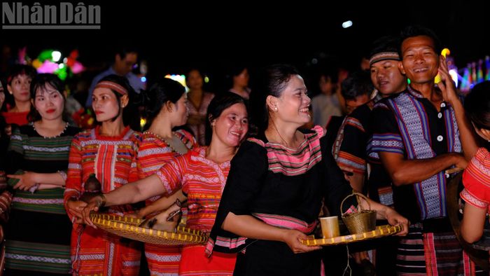 Đồng bào vui Tuần lễ "Phú Riềng Đỏ".