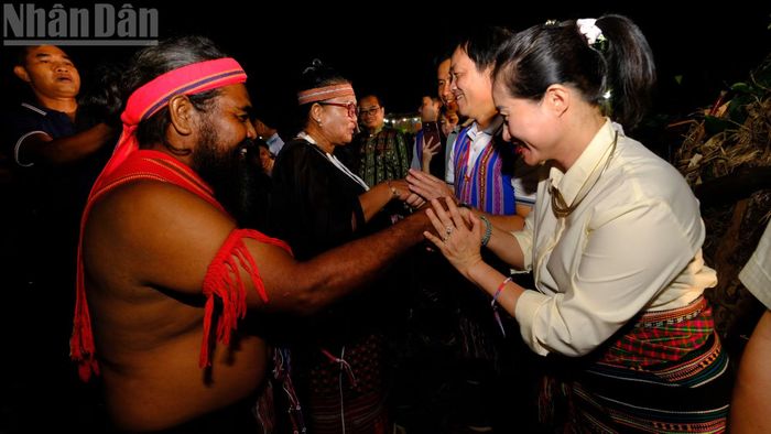 Người có uy tín trong cộng đồng trao vòng bình an cho đại biểu đến tham dự Lễ cầu an.