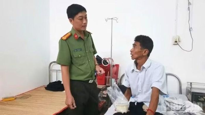 Trao suất ăn và hỏi thăm, động viên tinh thần các bệnh nhân đang điều trị. (Ảnh: HẢI ĐĂNG)