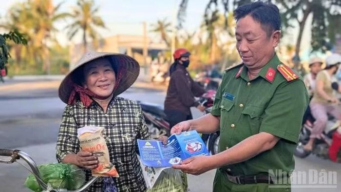 Những nụ cười rạng rỡ, ấm áp tình quân dân khi cán bộ chiến sĩ trao tận tay phần ăn sáng cho người dân. (Ảnh: HẢI ĐĂNG)