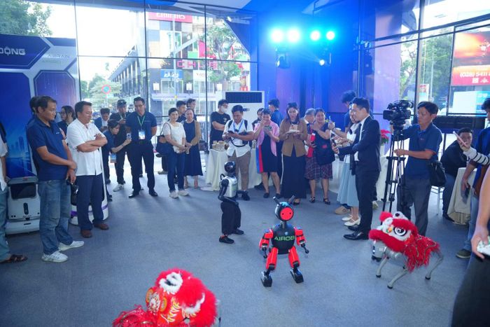 Các đại biểu chứng kiến robot biểu diễn tại sự kiện. (Ảnh: CTV)