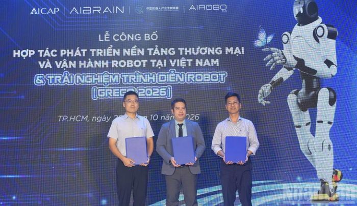 Đại diện các đơn vị, doanh nghiệp công bố hợp tác chiến lược nhằm định vị, thúc đẩy thế mạnh của Việt Nam trong chuỗi giá trị robot. (Ảnh: CTV)