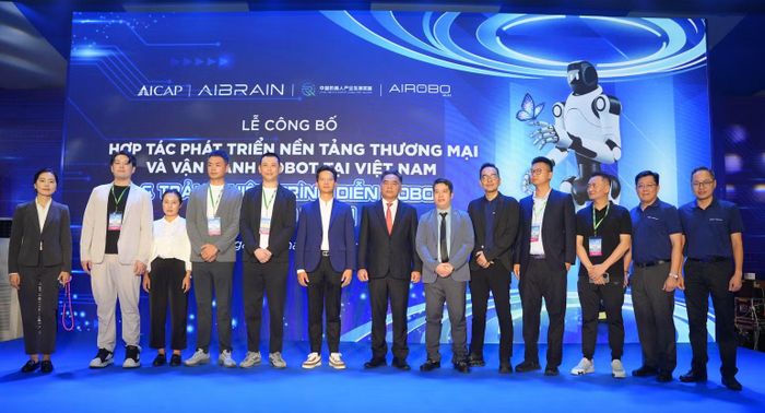 Ông Nguyễn Lộc Hà, Phó Chủ tịch Thường trực Ủy ban nhân dân Thành phố Hồ Chí Minh (giữa) chúc mừng việc hợp tác giữa các doanh nghiệp. (Ảnh: CTV)