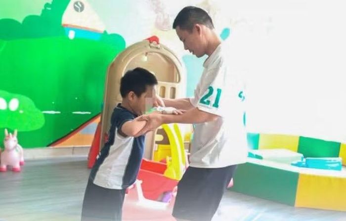 Bệnh nhi tập đi lại sau phẫu thuật.