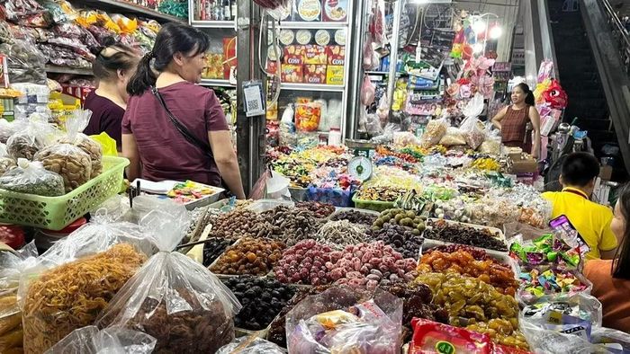Tiểu thương bày bán các loại thực phẩm tại các chợ truyền thống trên địa bàn thành phố Hà Nội. (Ảnh: ĐẶNG VÂN)