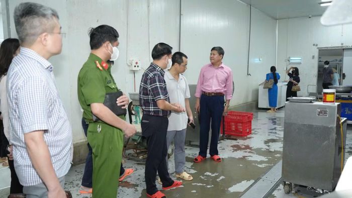 Lực lượng chức năng kiểm tra công tác bảo đảm an toàn vệ sinh thực phẩm các tổ chức, cá nhân sản xuất, kinh doanh thực phẩm trên địa bàn thành phố Hà Nội. (Ảnh. THẢO THU)