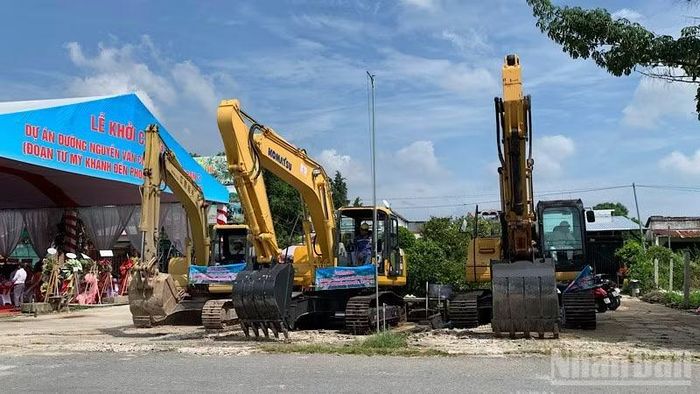 Nhà thầu động thổ tại lễ khởi công dự án. (Ảnh: THANH TÂM)