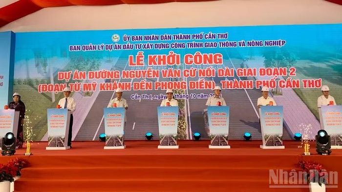 Các đại biểu thực hiện nghi lễ khởi công dự án. (Ảnh: THANH TÂM)